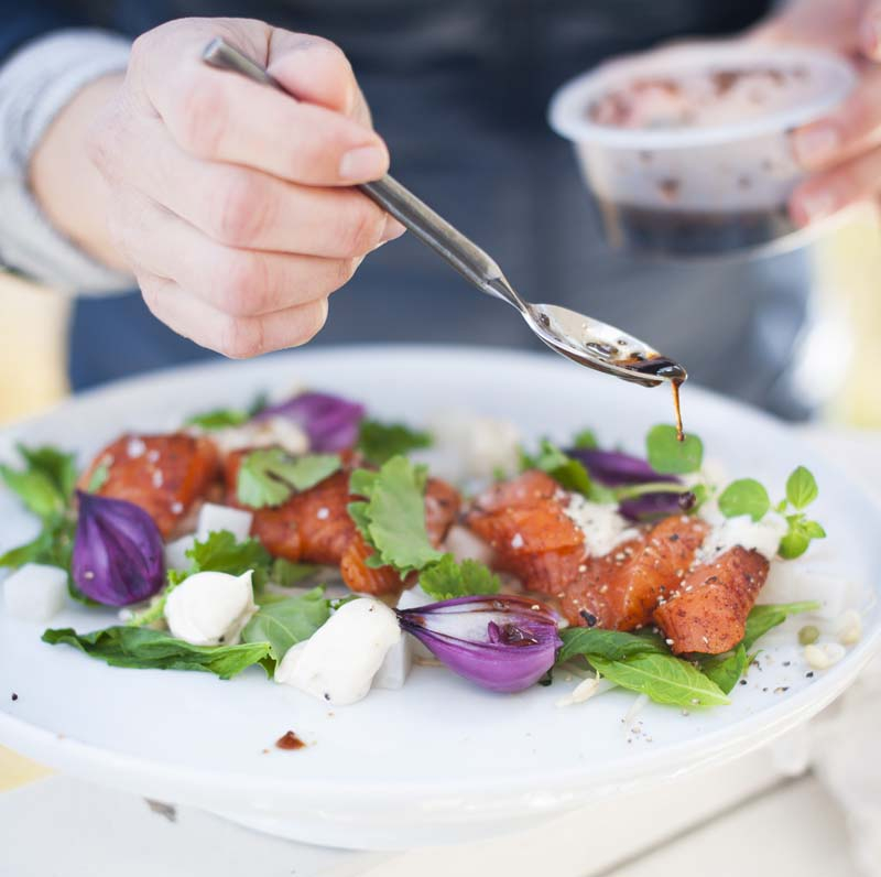 Laxpastrami med wasabimajonnäs, örtsallad och sesamdressing