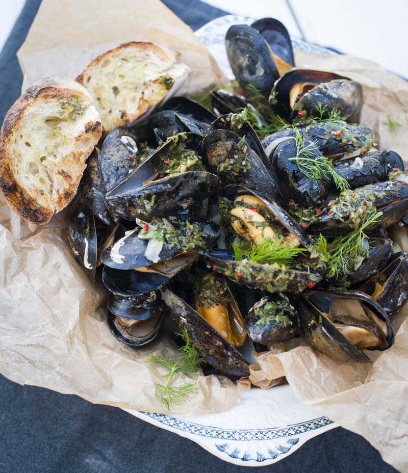 Grillade musslor med fänkål och gremolata