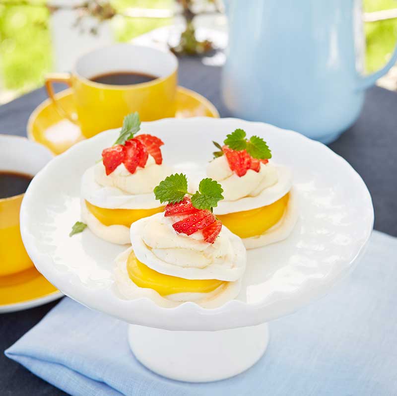 Mini-pavlova med lemon curd och färska bär