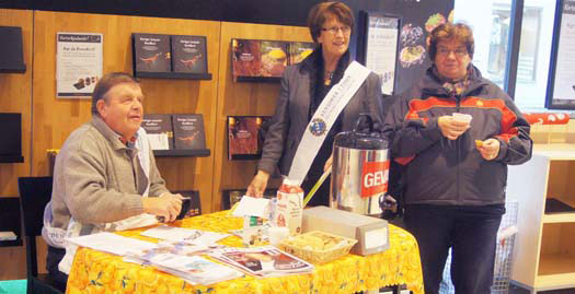 Lockade medlemmar med kaffe
