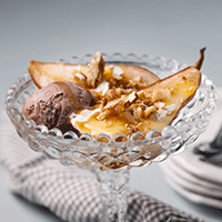 Ugnsvarma päron med camembert och glass