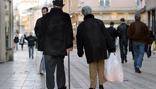 Seniorer piggare i stan än på landet