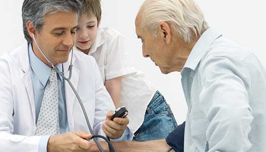 Löfte idag: Gratis sjukvård för 85-plussare