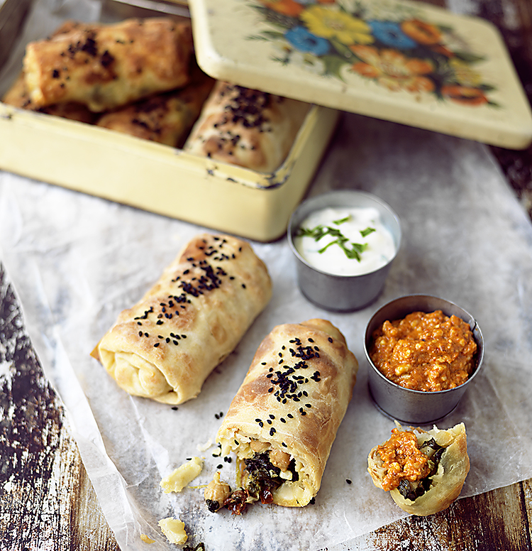 Spenatbörek och mandelröra med rostad paprika