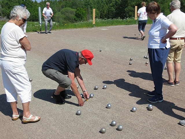 Tranåsseniorerna spelar boule