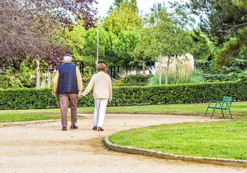 Enkelt hjälpa sköra äldre promenera