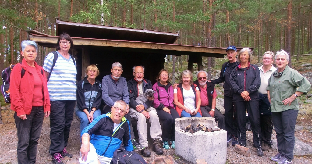 Skogsvandringsstart på historisk väg