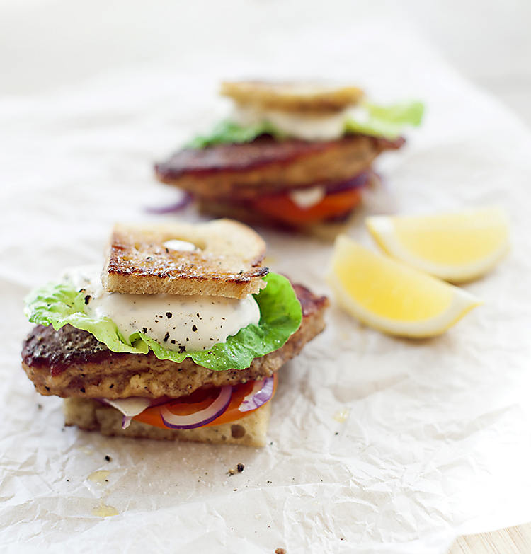 Laxburgare med dragonmajonnäs och sallad