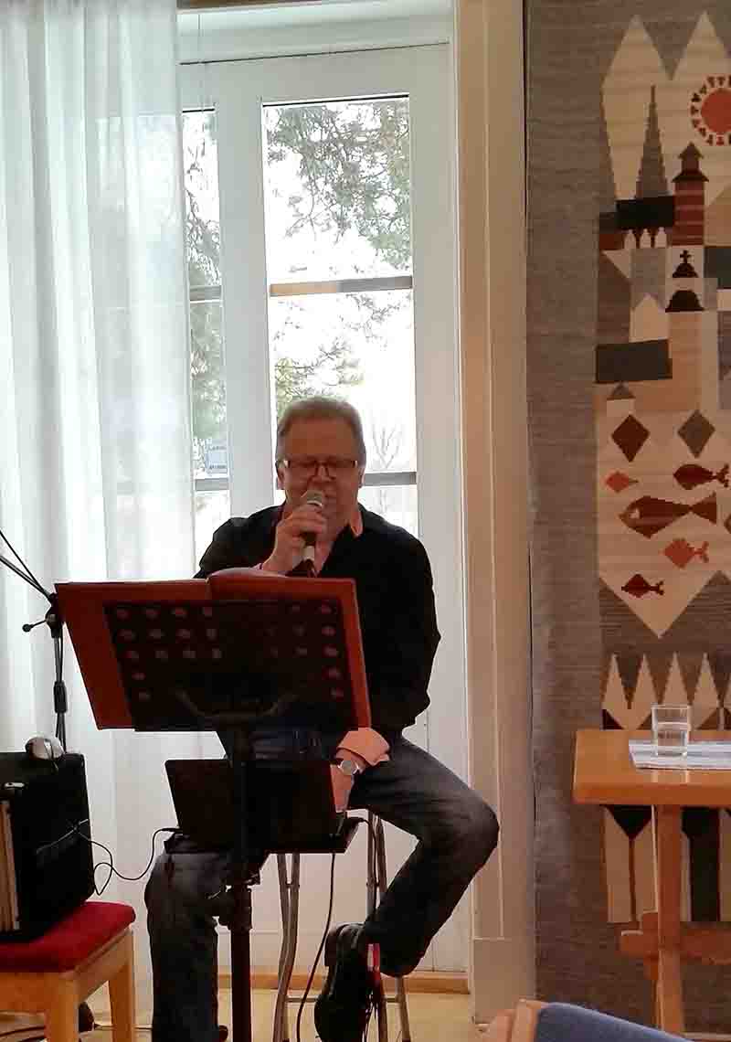 Dansbandsmusikern Kent Hällqvist underhöll SPF Seniorerna Bjurholm