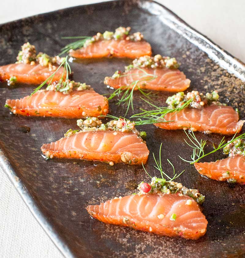 Grön- och rosépeppargravad lax