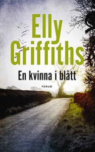 Elly Griffiths, En kvinna i blått