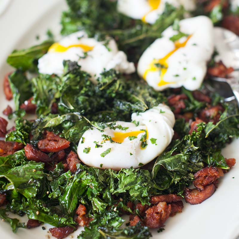 Pocherat ägg på ljummen grönkål- och chorizosallad