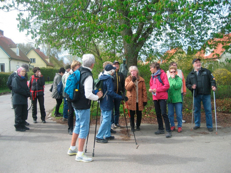 Pensionärer på Skulpturpromenad i Bjuv