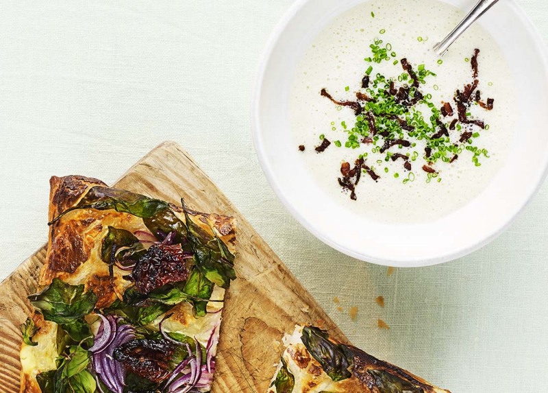 Jord%C3%A4rtskockssoppa+med+bacon+samt+tarte+med+soltorkad+tomat%2C+r%C3%B6dl%C3%B6k+och+spenat