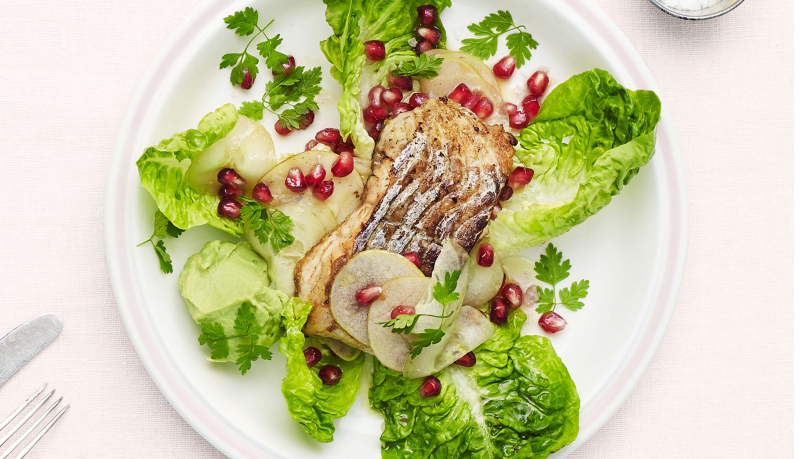 Halstrad+kummel+med+avokadocr%C3%A8me+och+sallad+p%C3%A5+%C3%A4pple%2C+gurka+och+granat%C3%A4pple