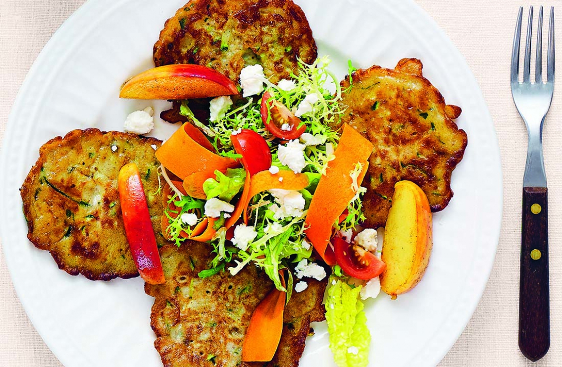 Zucchini- och boveteplättar med äpple samt fetaostsallad