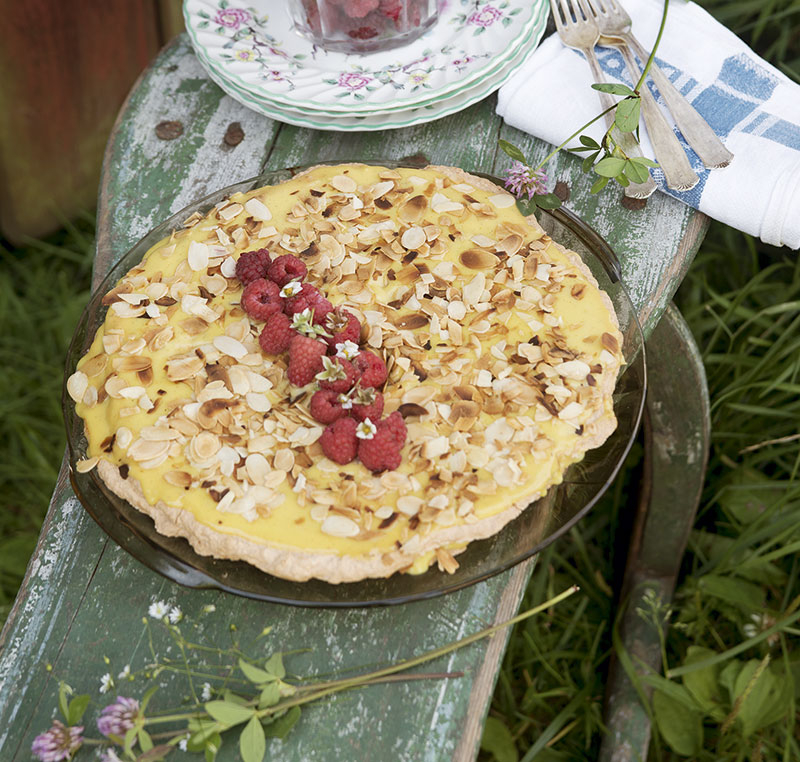 Mandeltårta med smörkräm och flagad mandel