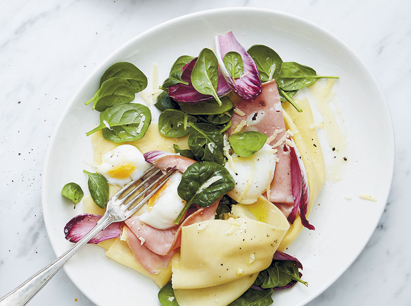 Öppen ravioli med ägg, spenat och mortadella