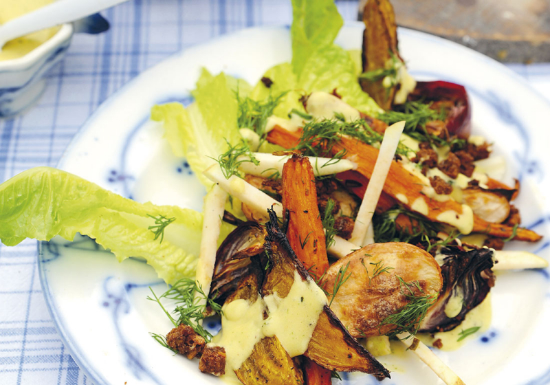 Rostade grönsaker med stekt rågbröd och dressing