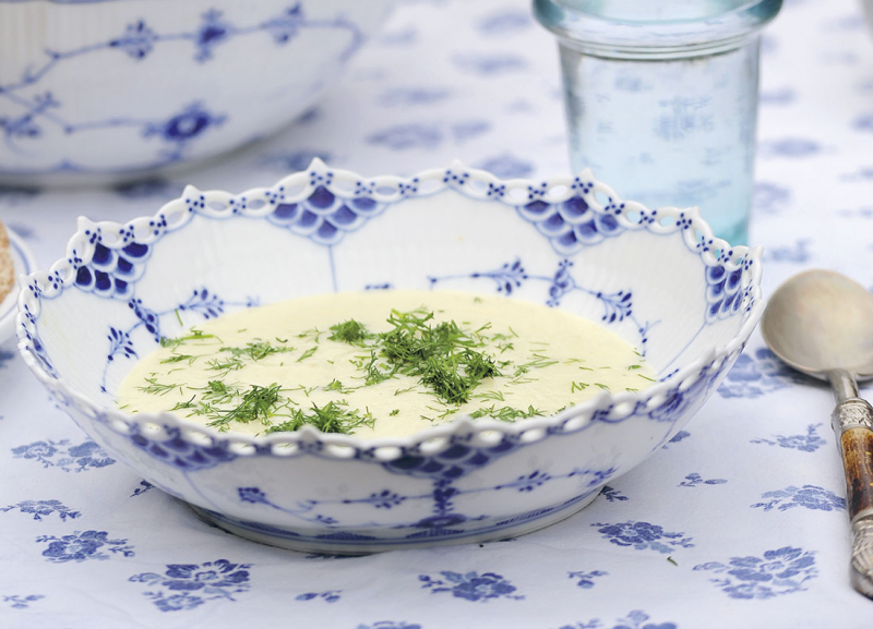 Sommarmild soppa av majrova och palsternacka med dill
