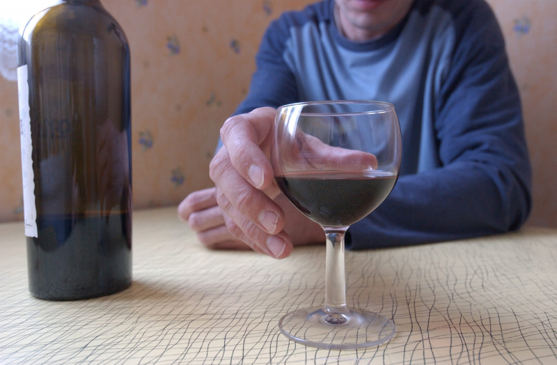 ”Kartlägg äldres utsatthet för alkoholmissbruk”