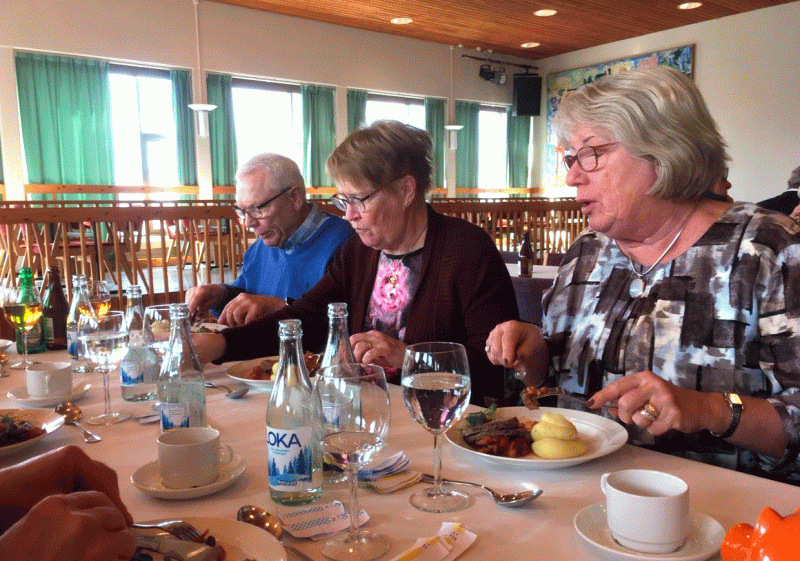 Påsklunch med trubadurer på Folkets Hus