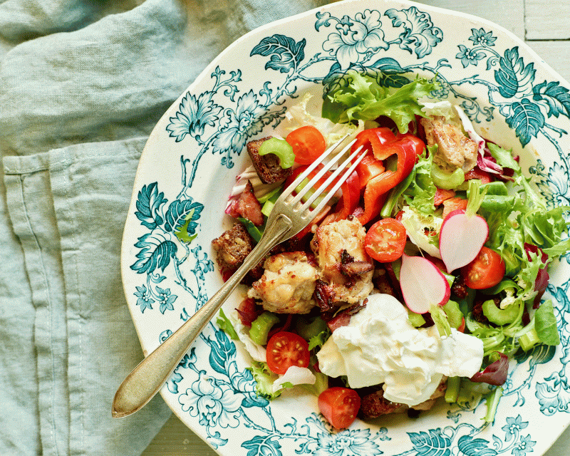 Kycklingsallad med rökt fläsk, brödkrutonger och pepparrotskräm