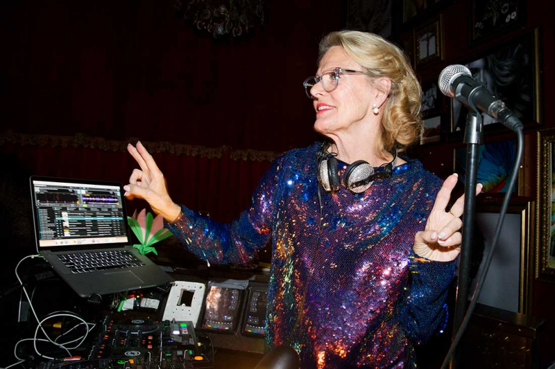 Sveriges äldsta kvinnliga dj ordnar disco runt om i landet
