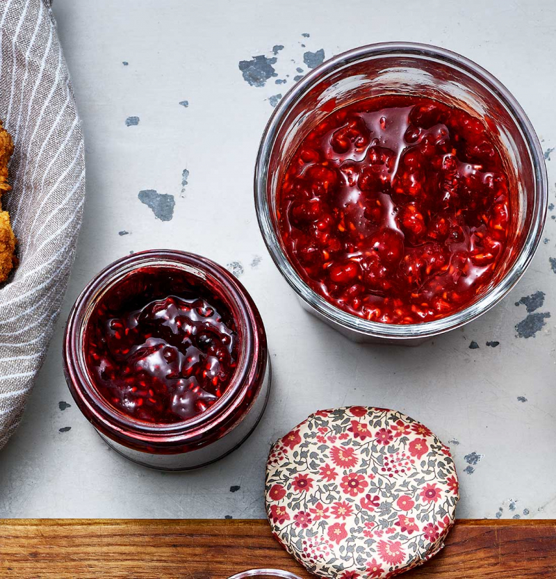 Rårörda hallon med kokossocker och limezest