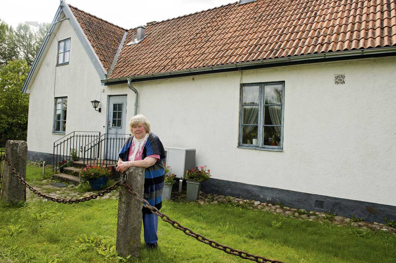 Hon+sitter+fast+i+huset