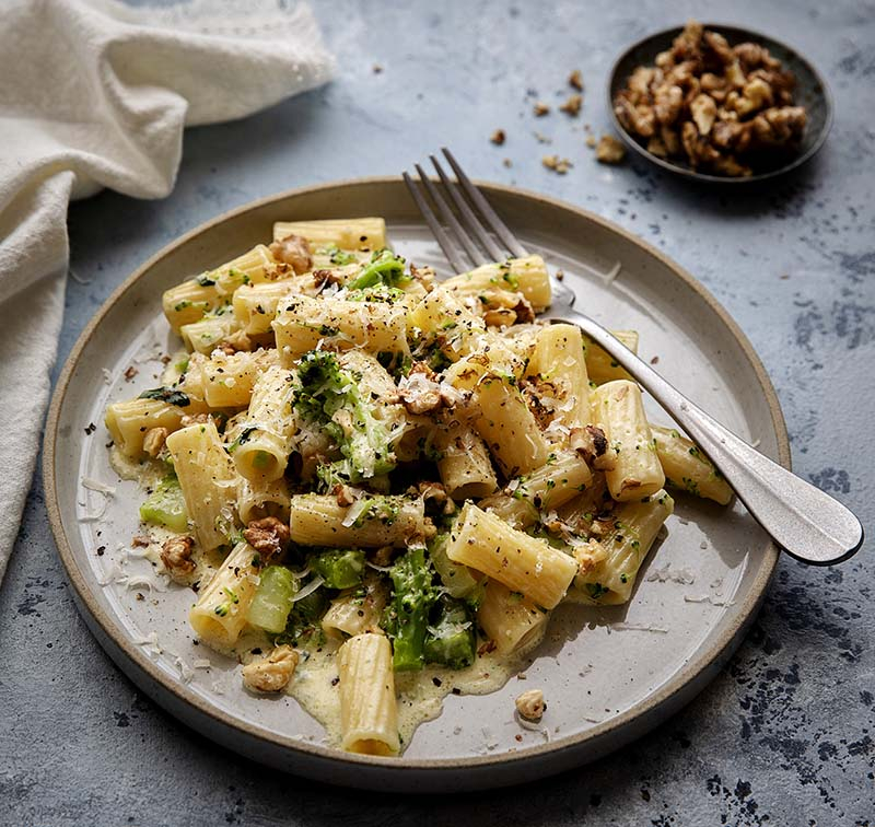Krämig pasta med broccoli och valnötter