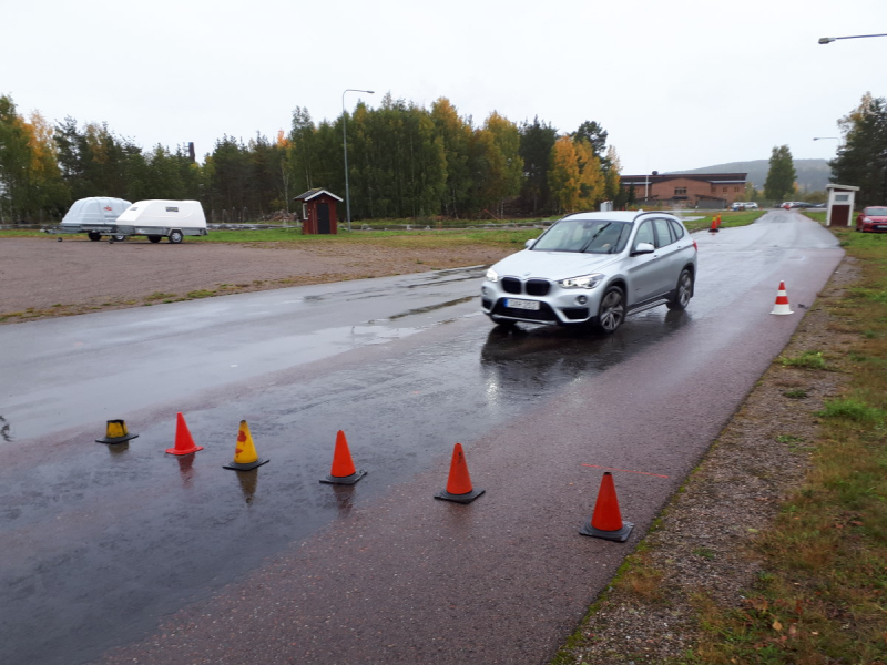 Trafikombud tränade halkkörning