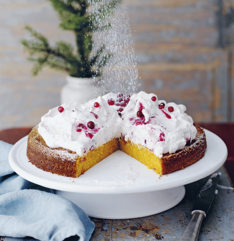 Vit kladdkaka med saffran och lingongrädde