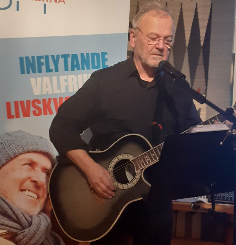 Kent Ärletun underhöll med gitarr och sång