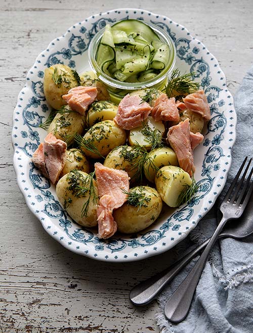 Delikatesspotatis med varmrökt lax och dillpesto