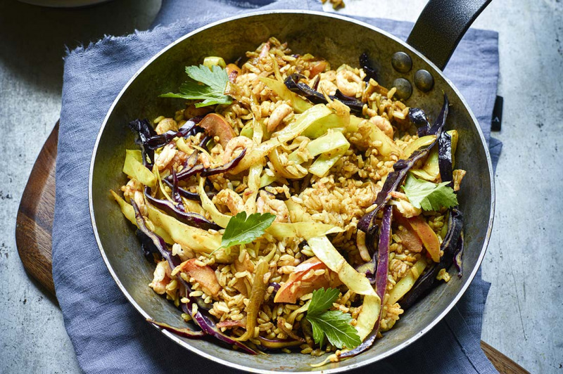 Strimlad+vit-+och+r%C3%B6dk%C3%A5l+med+ris%2C+r%C3%A4kor+och+curry