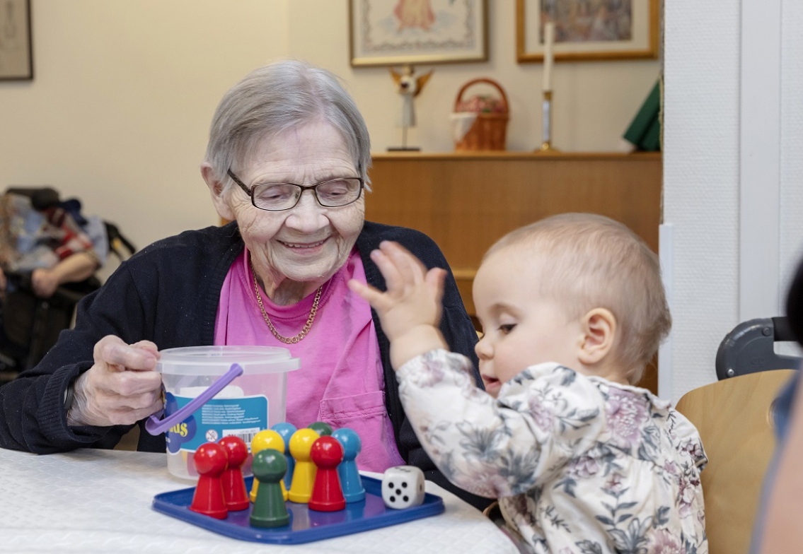 Här samsas 1-åringar med 90-åringar