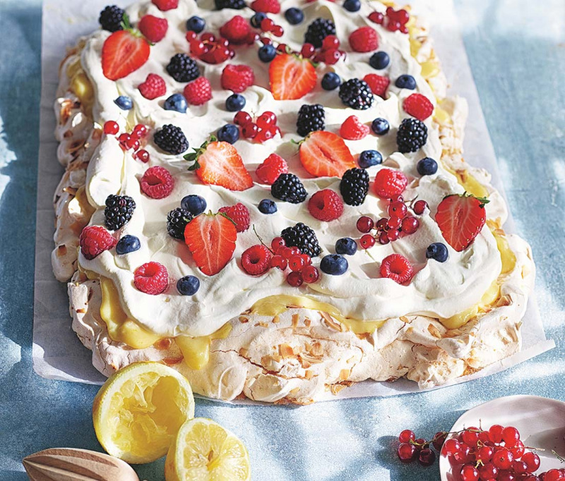 Pavlova med citron och bär