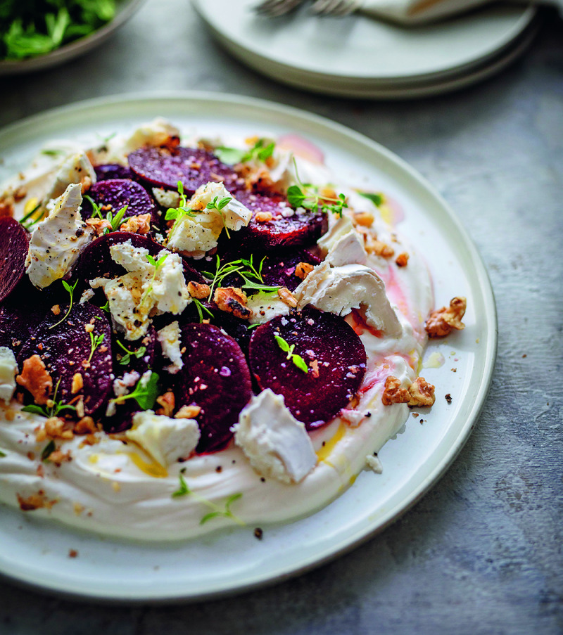 Rödbetor med tjock yoghurt, getost och valnötter