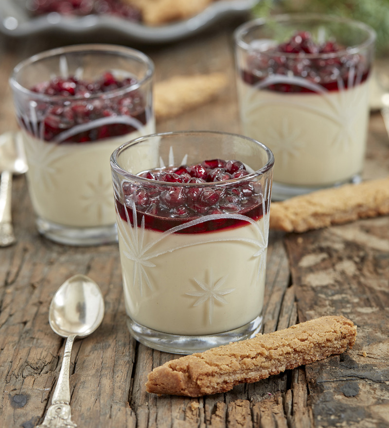 Vitchoklad-pannacotta  med glöggsirap  och  pepparkakssnittar