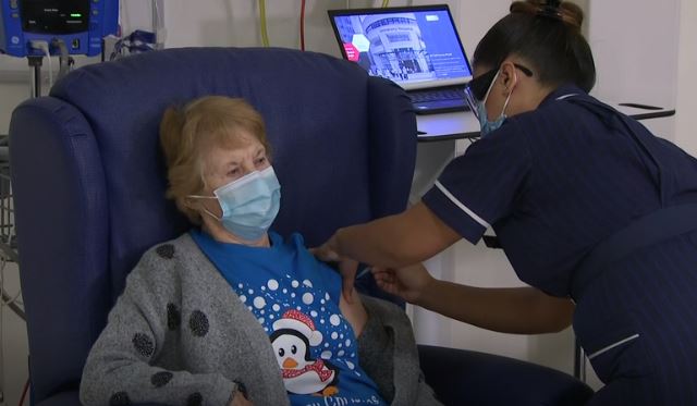 Margaret, 90, fick den första sprutan mot covid-19