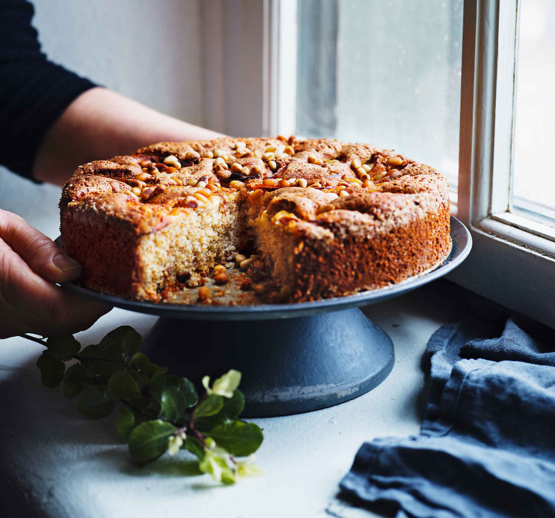 Äppelkaka med citron och pinjekärnor