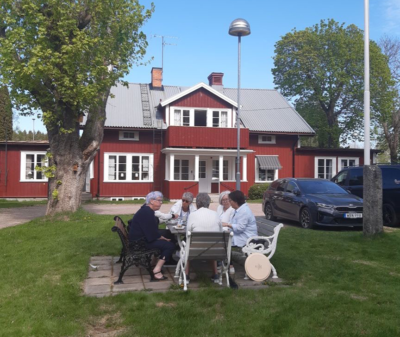 Besök och bullar på vandrarhem