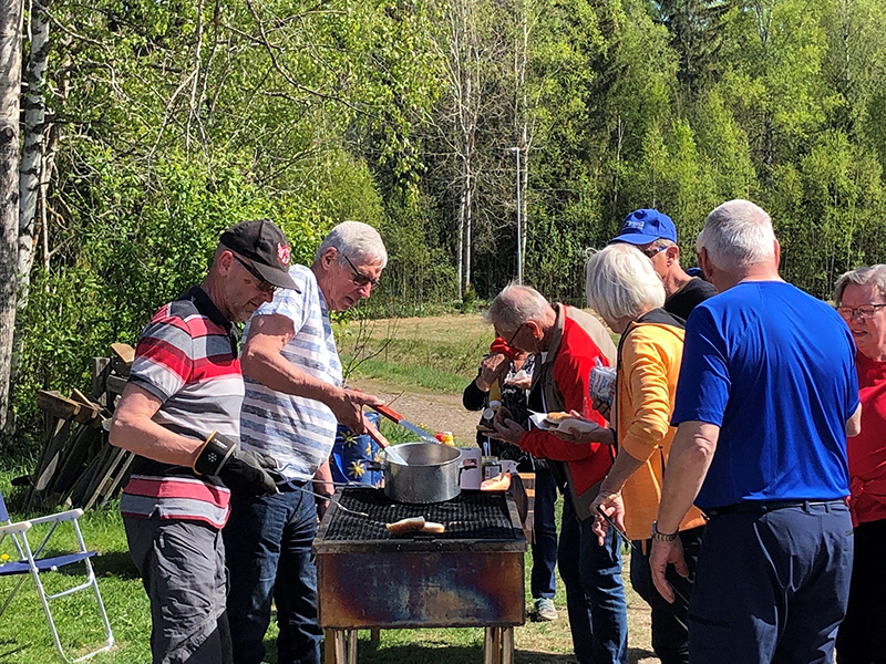 Skogspromenad och hamburgare i Avesta