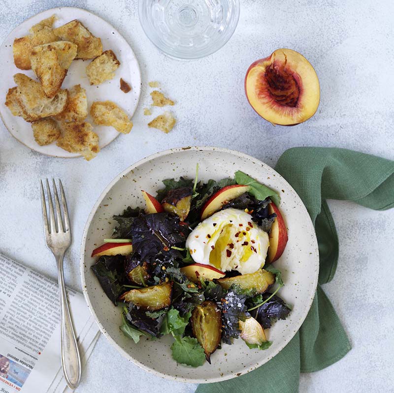 Sallad med gulbeta, nektarin och mozzarella