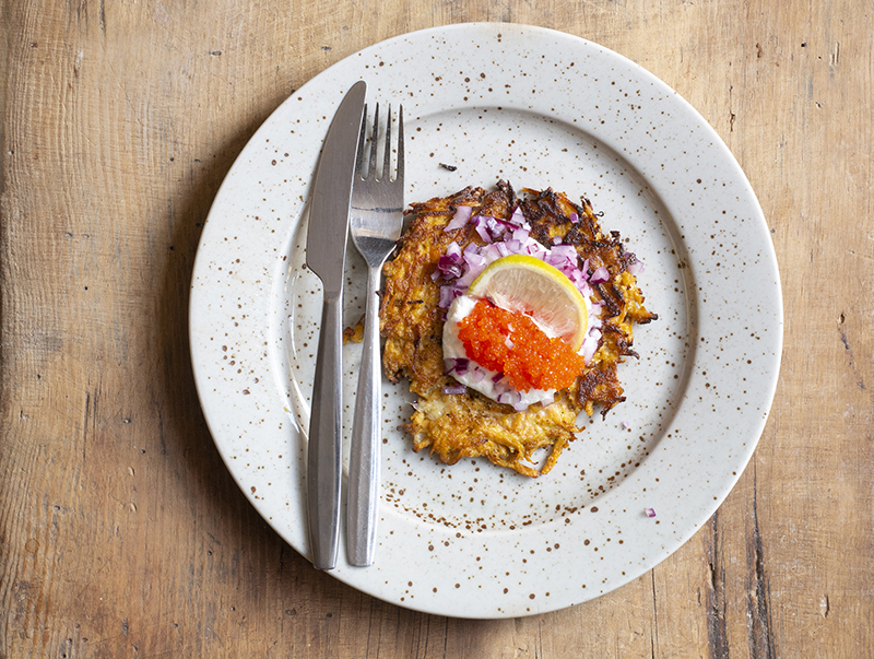 Sötpotatisrösti med tångkaviar och gräddfil