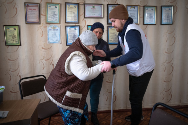 Hjälpare kämpar för äldre i Ukraina
