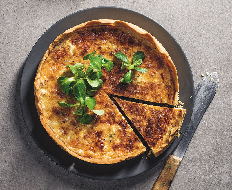 Pancettapaj med karamelliserad lök och parmesan