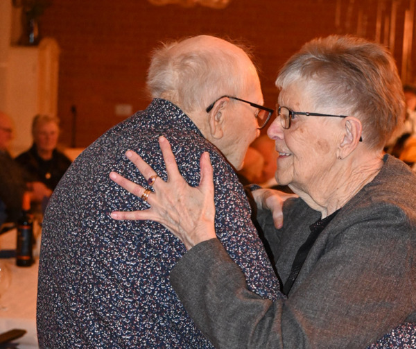 Paret är 196 år tillsammans – träffades via kontaktannons