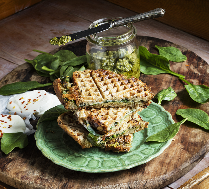 Våffelmackor med pesto, spenat och mozzarella